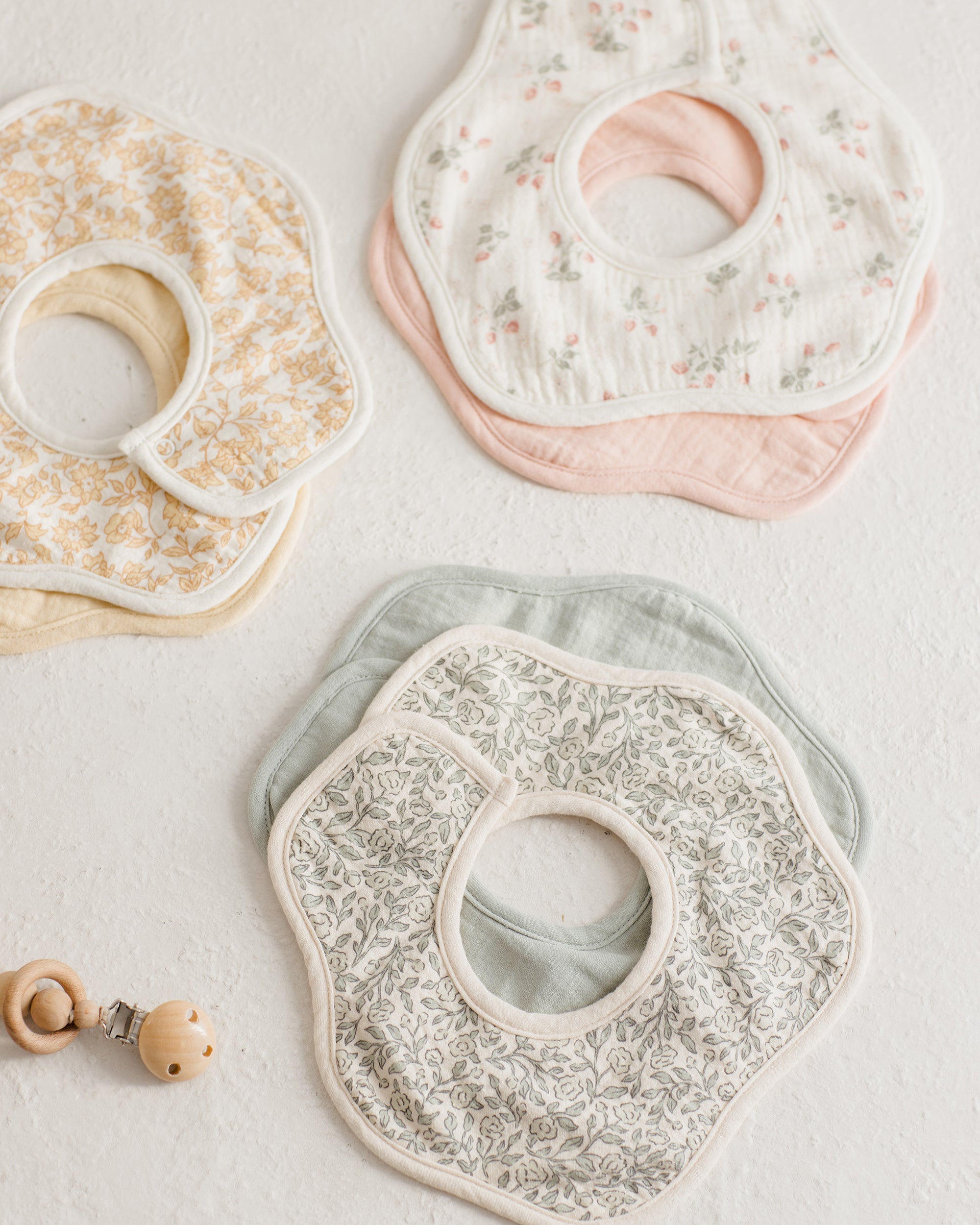 QM | SS25 D2 | Flower Bib 2Pk. | Green Garden, Sage