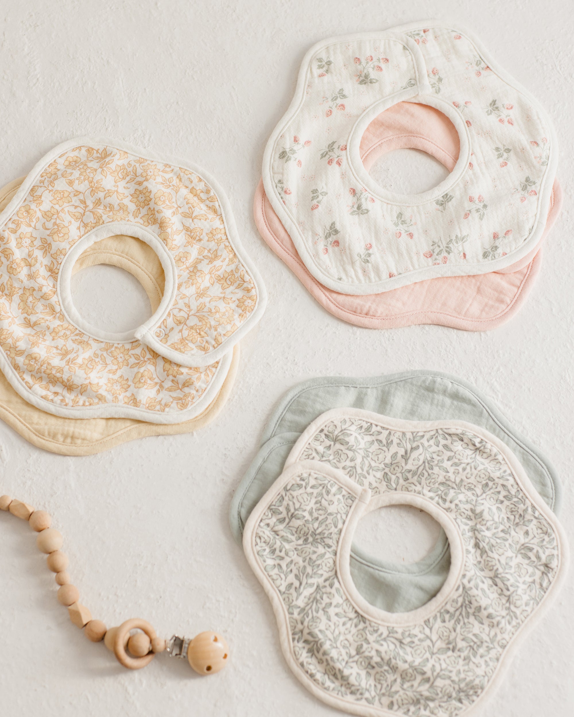 QM | SS25 | Flower Bib 2Pk. | Strawberries, Melon