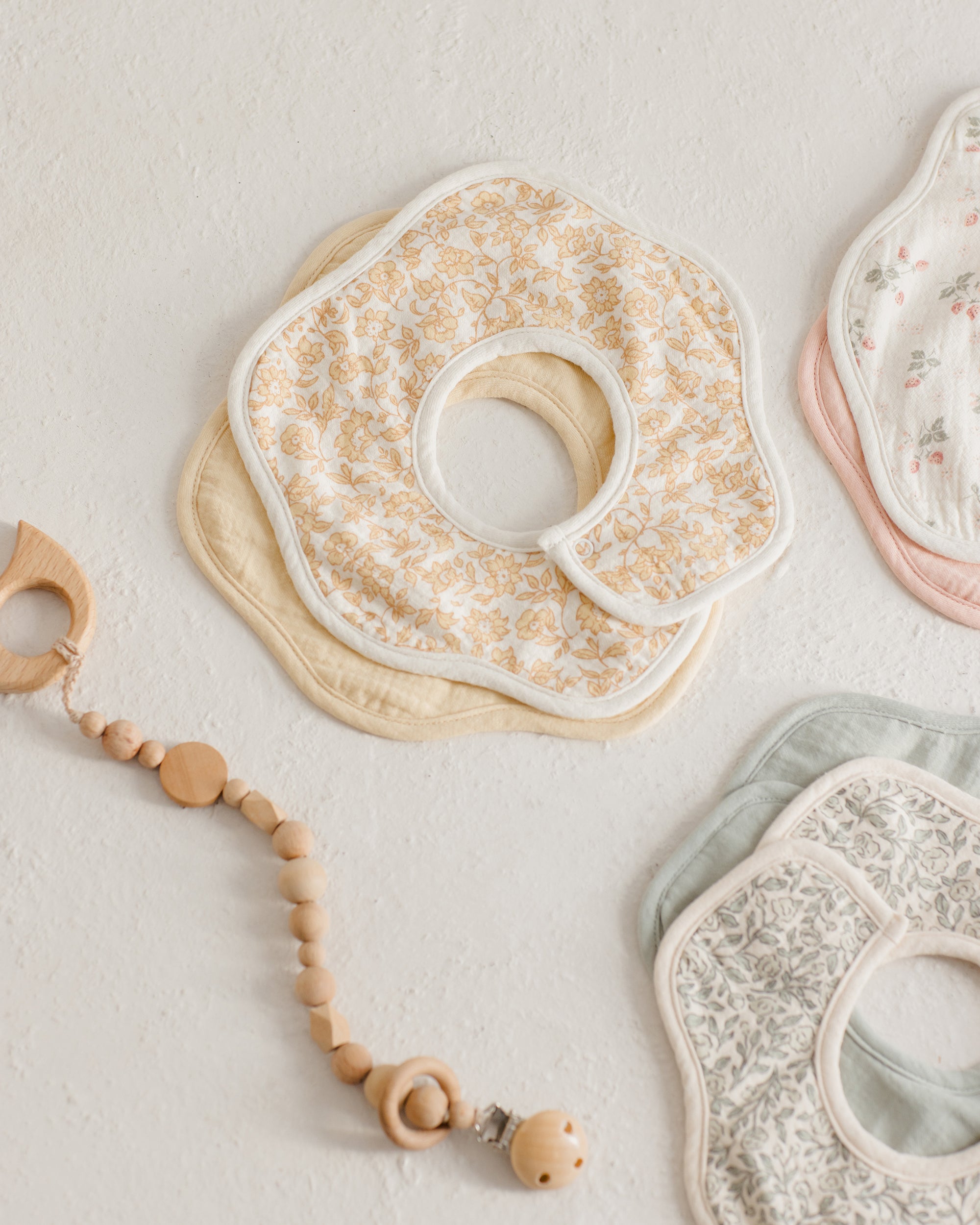QM | SS25 D2 | Flower Bib 2Pk. | Dahlia, Yellow 