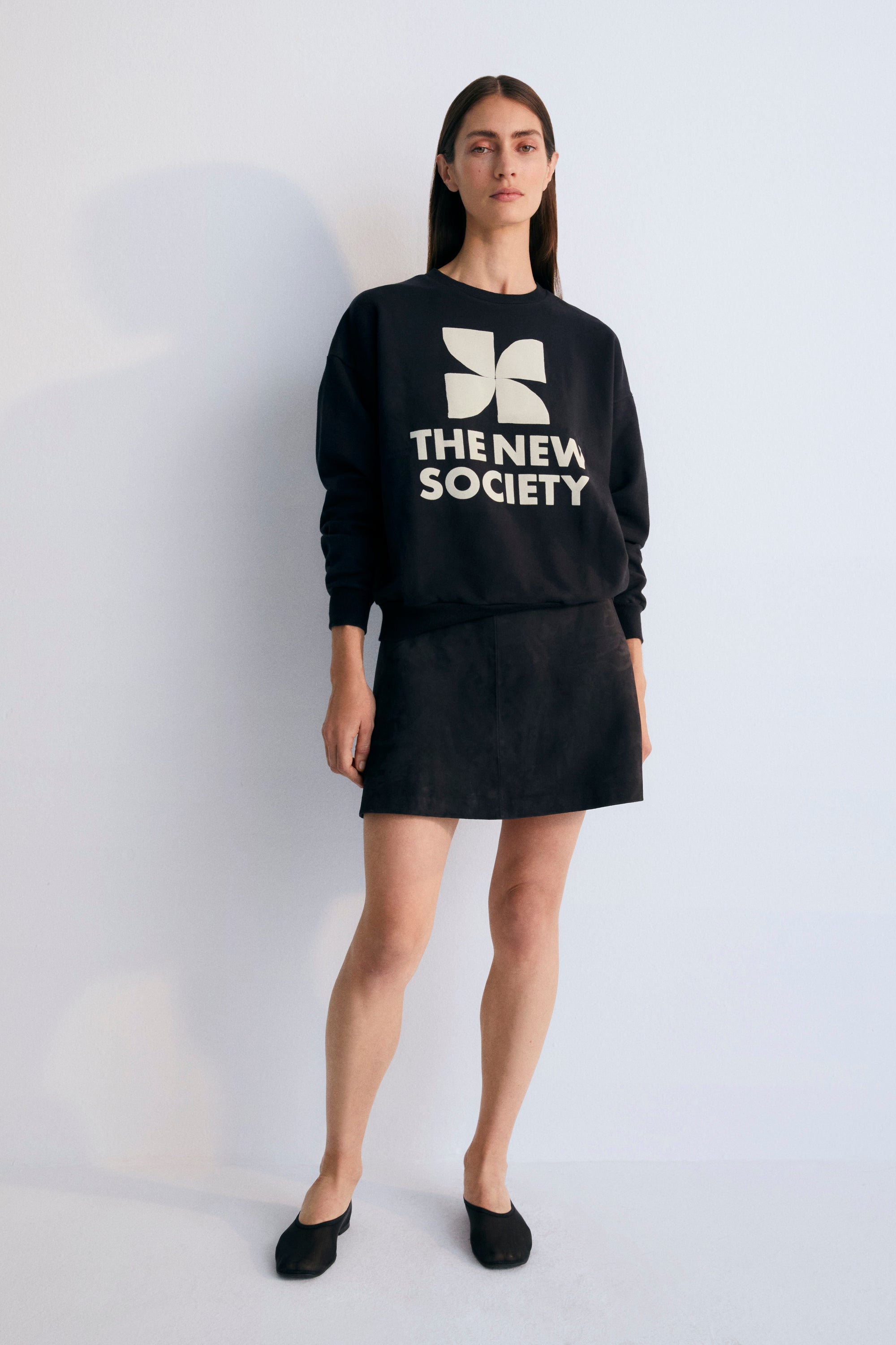 TheNewSociety-SS25-WomanMykonosSweatshirt-Caviar